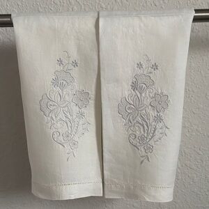 Linen-cotton guest towels
Embroidered